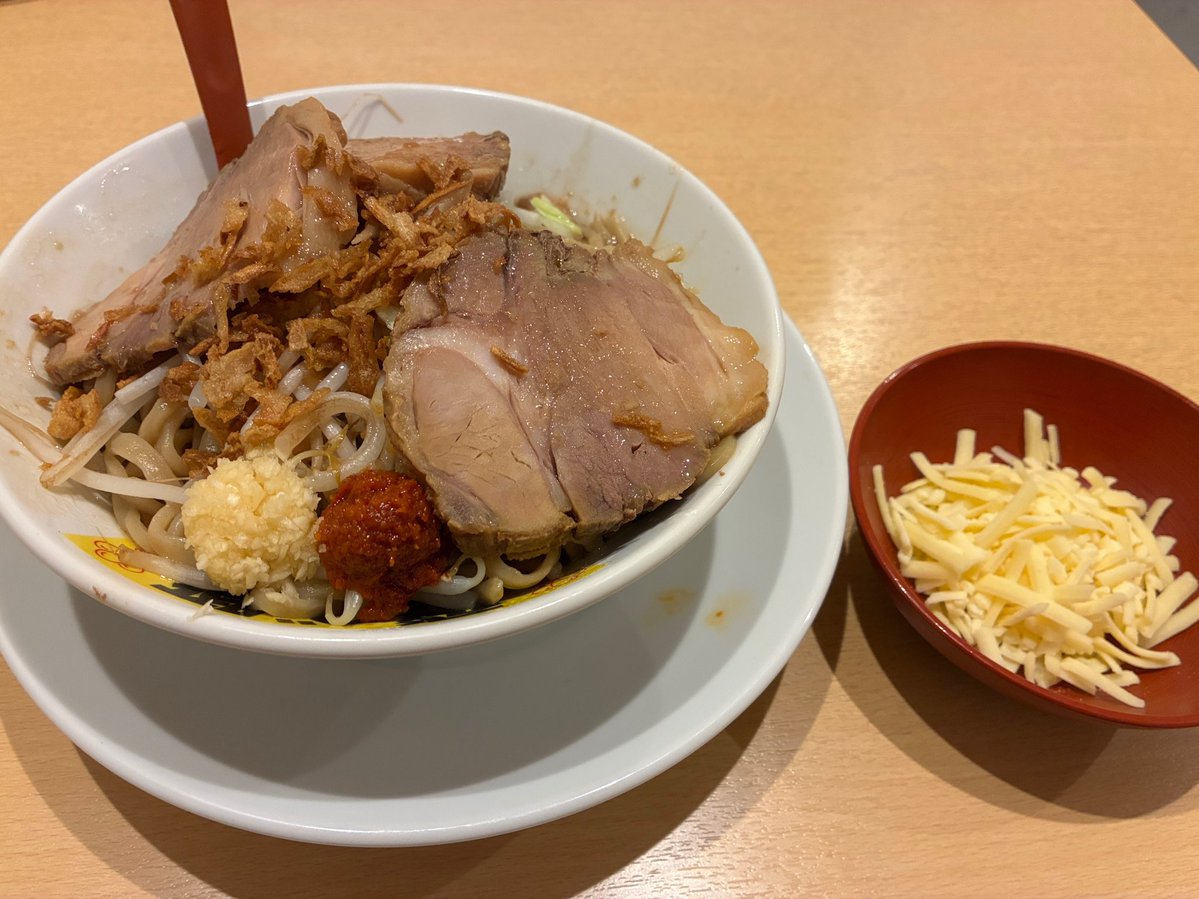 iku_misin's tweet photo. 飛べ豚宮﨑店
汁なし並　豚マシ 野菜少なめ
ニンニクアブラカラミソ

宮崎の二郎系ではかなり美味いと感じた
特にチーズ+マヨネーズがあうまぜそばなかったから嬉しい
豚は微妙かも　もっとアブラが欲しい
麺は美味い！
スープはもっと濃い方が好き

ラーメンよりまぜそばの方が好きかな
また来ます😇 https://t.co/1YKrkIbtPX