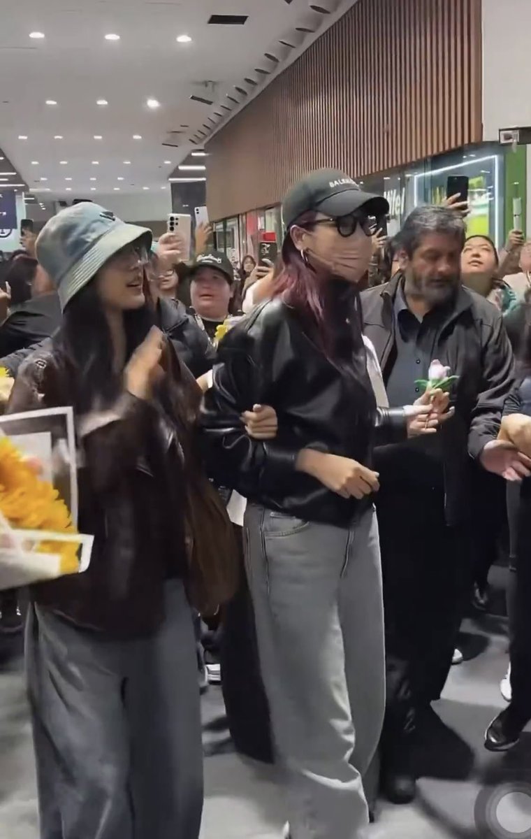feiiiOiii's tweet photo. Someone needs to tell Faye no one will take Atom from her 😂

“Welcome to Mexico FayeAtom” on the paper… thank you Mexican fans for welcoming them so warmly and she keeps responding to fans with so much sincerity❤️

Finally , FayeAtom in Mexico ! 🇲🇽 🇲🇽

#FayeAtom #FayePeraya #AtomPariya 
@malisorn00 @atomprys