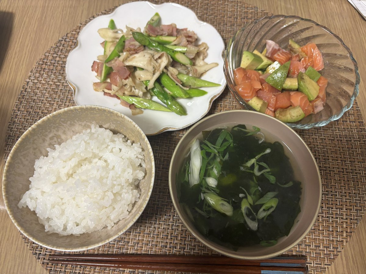 ayaka_iza's tweet photo. サーモンだけ買ってあとは冷蔵庫の余り物でかんせーい！！人生シンプルがいちばん https://t.co/DGWJfo4kaT