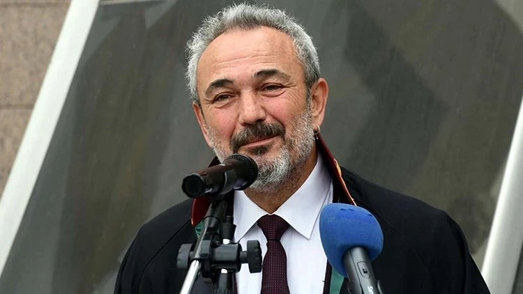 tuncsoyer's tweet photo. Avukatım, dostum, yoldaşım…

O İzmir Barosu Başkanı, ben İzmir Büyükşehir Belediyesi Başkanıyken tanıştık Özkan Yücel ile. Birlikte çalışma fırsatı buldukça sevgim, hayranlığım her gün çoğaldı. 

Nihayet bir senedir süren tutukluluğumda yaptığı gönüllü avukatlık her duruşmada genç avukatlara bir ders oldu. Onunla hep gurur duydum, iftihar ettim. 

Yaşam hakkının, mazlumların, doğanın, toplumsal mücadelenin yılmaz savunucusu, eğilmez bayrak direği…

İzmir, Türkiye mükemmel bir hukukçuyu, mükemmel bir insanı kaybetti. 
Çok ama çok üzgünüm. 

Ondan ilham alan dostları, yoldaşları bizler asla unutmayacağız; bıraktığı izlerin takipçisi olup, mutlaka yaşatacağız.