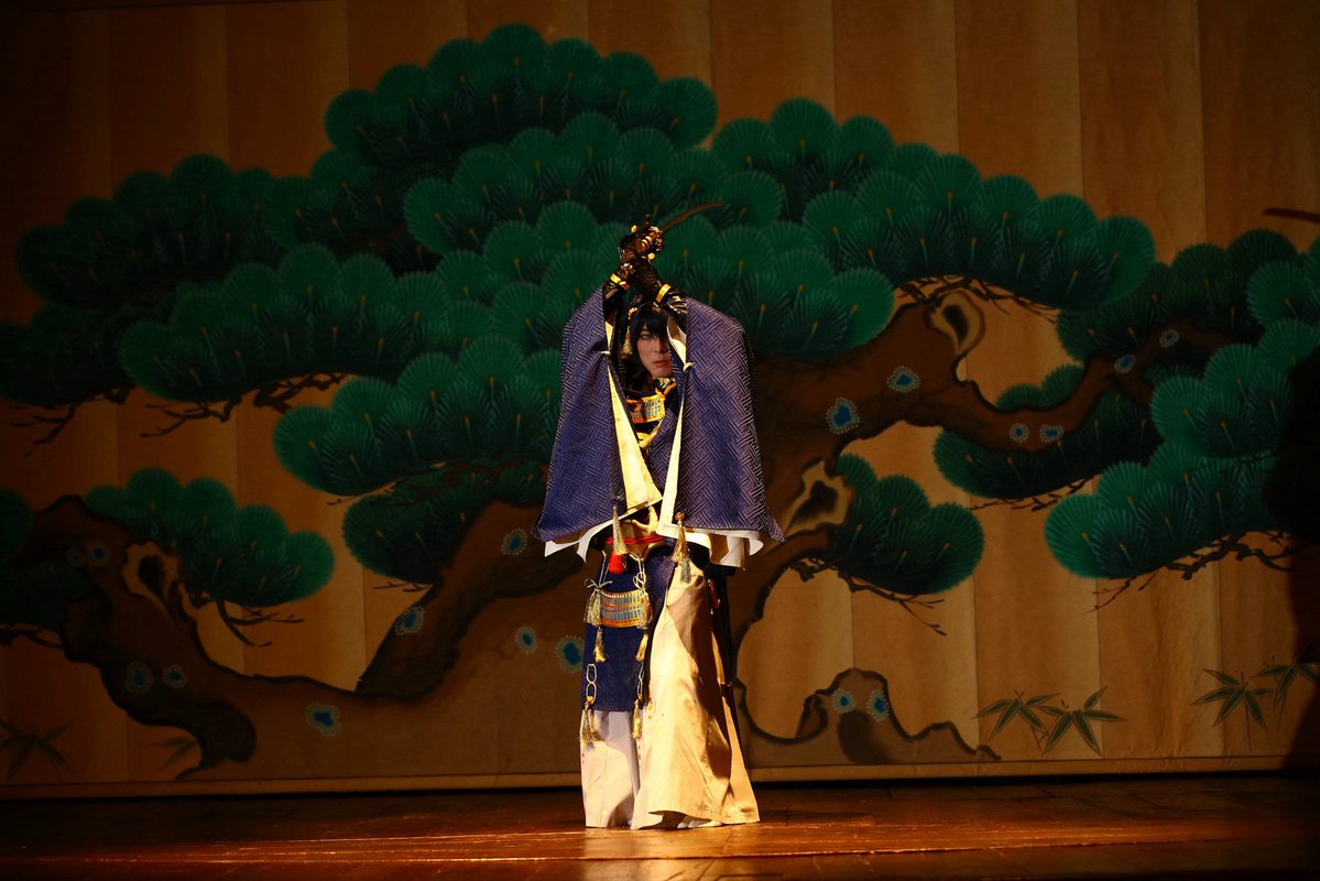 p_mikadooooooon's tweet photo. Cosplay 刀剣乱舞 三日月宗近

月下一閃。
＿＿松風に問えば、

model @renlotus0 https://t.co/fLzZ4c7Q8T