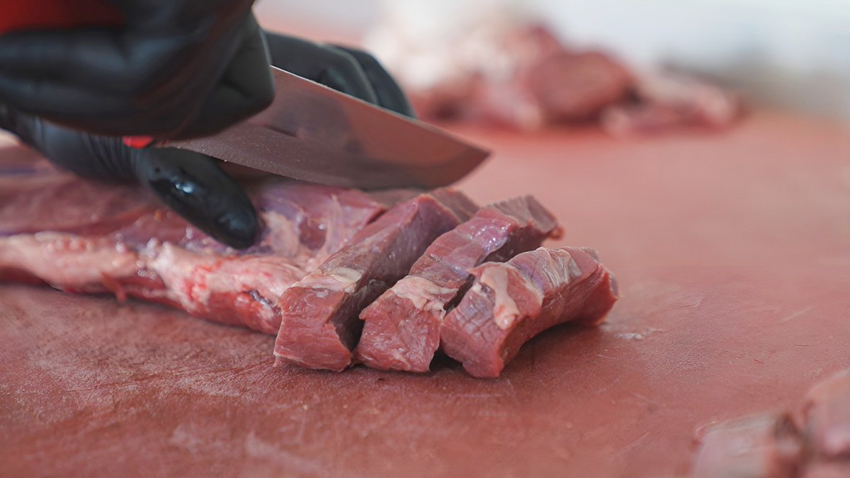 ANTALYABB's tweet photo. Antalyalıların Halk Et tercihi değişmiyor 🥩❤️

Yerelden kalkınma anlayışıyla hayata geçirdiğimiz Halk Et projesi, vatandaşların kaliteli, güvenilir ve uygun fiyatlı et ürünlerine ulaşmasını sağlamaya devam ediyor. Halk Et uygulaması kapsamında https://t.co/wZow2Gcnhf