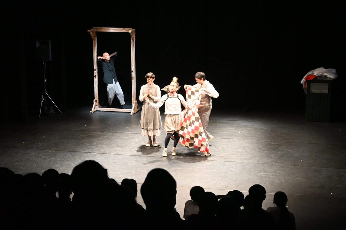 Plat_Toyohashi's tweet photo. 【カンパニーデラシネラ『はだかの王様』】本日6月19日(金)に豊橋市内の中学生を招待し、学校鑑賞公演をおこないました。客席からは真っ直ぐな反応やたくさんの歓声！終演後にはカンパニーによるパントマイム体験もあり大盛況に終えました。6月20日(土)21日(日)公演は当日券ご用意しています！当日券→ https://t.co/c6woDqjjYW