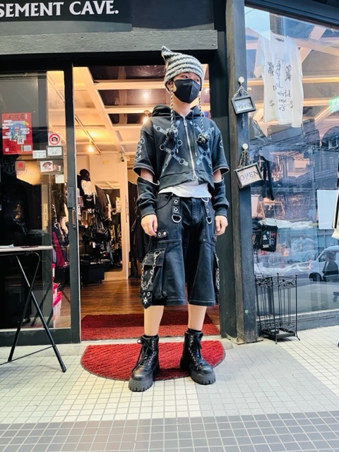 BASEMENT_CAVE's tweet photo. ♔#BASEMENTCAVE.#スナップ太郎♔●Miyaさん●①

#リッスンフレーバー ショートパーカーと #TRAVASTOKYO ワイドパンツをハーフバージョンで着てご来店くださいました✨
ネコミミは #Novessel 
バーカーの袖をはんぱに開けてアームカバーのような着こなしがとっても素敵！🖤

お買い物後の変身に続く! https://t.co/5C56TEOHl6
