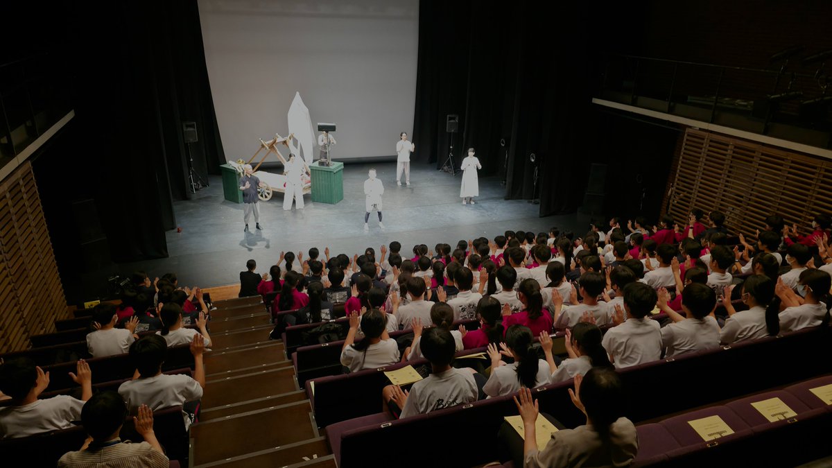 Plat_Toyohashi's tweet photo. 【カンパニーデラシネラ『はだかの王様』】本日6月19日(金)に豊橋市内の中学生を招待し、学校鑑賞公演をおこないました。客席からは真っ直ぐな反応やたくさんの歓声！終演後にはカンパニーによるパントマイム体験もあり大盛況に終えました。6月20日(土)21日(日)公演は当日券ご用意しています！当日券→ https://t.co/c6woDqjjYW
