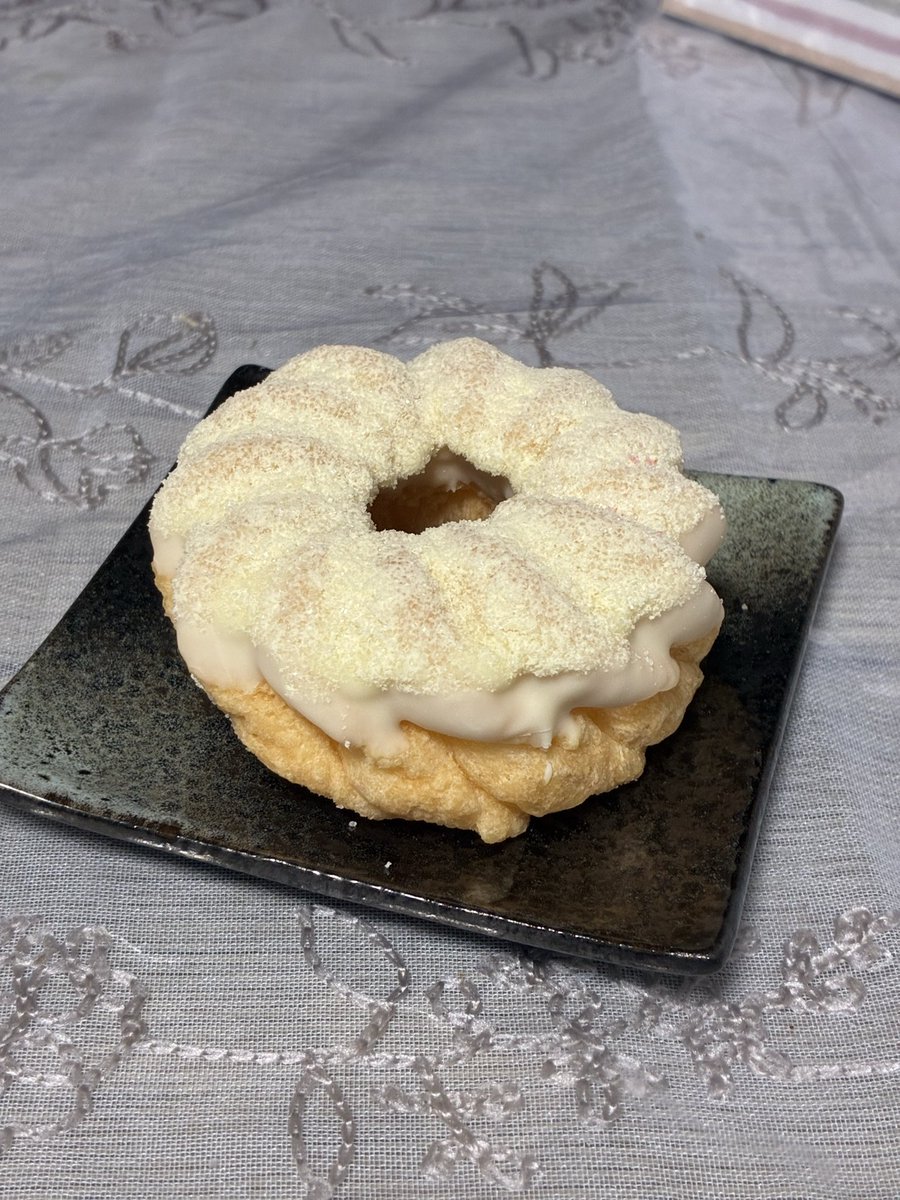 TAKUANN_tsuke's tweet photo. 名前忘れたけどこれうまいからおすすめ！甘い粉みたいなやつかかってる
#ミスド https://t.co/EYo9mCUshm