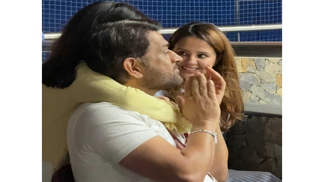 kalingatv's tweet photo. Dhoni Moment Goes Viral: Dhoni, Sakshi &amp; Ziva's Candid Picture
#msdhoni 
#sakshi 
#ziva 
#kalingatv 
https://t.co/uEQoOW6189 https://t.co/k13ZtODUhe