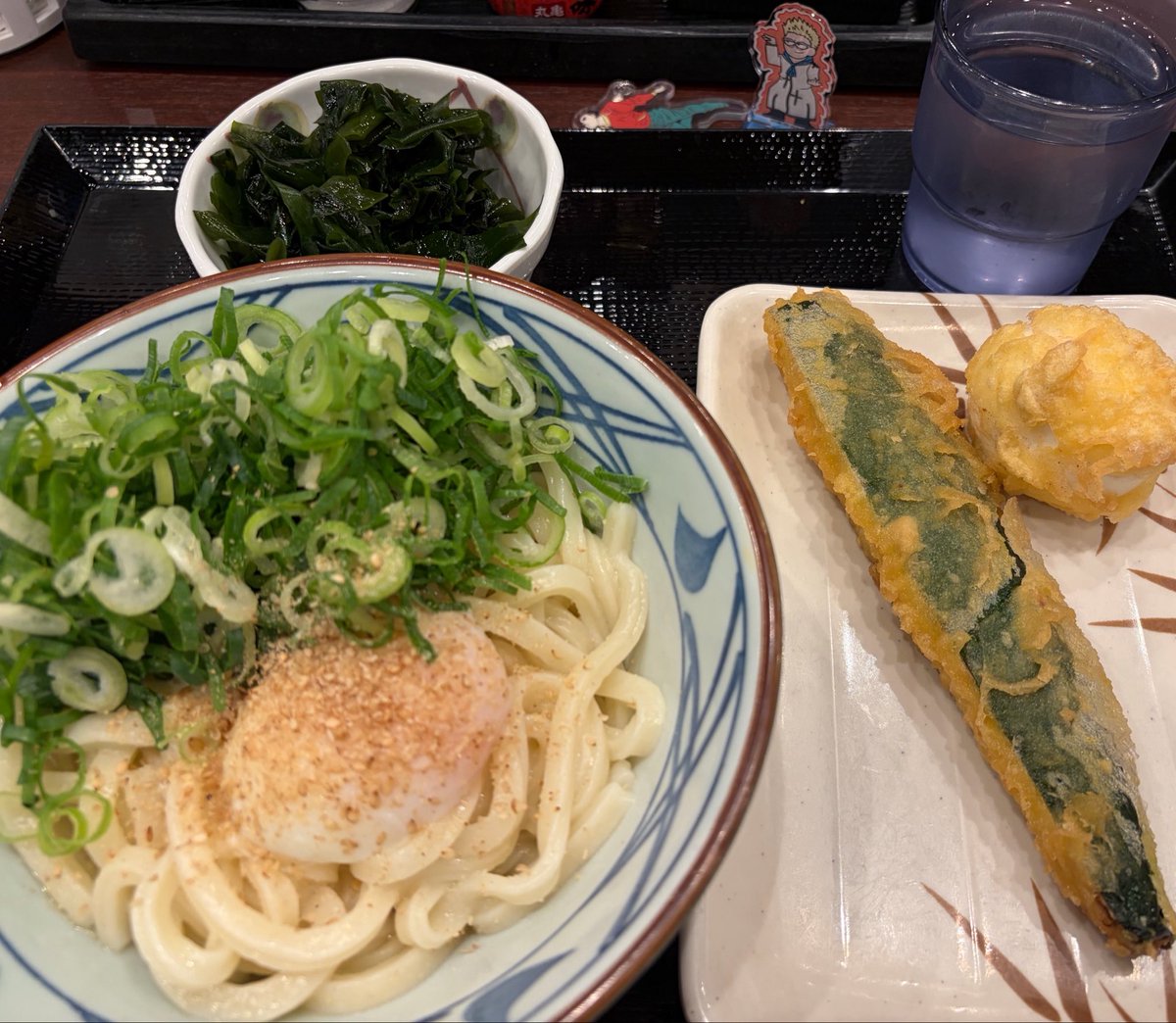 countdown_bomb's tweet photo. 久しぶりにおうどん。
ズッキーニの天ぷら、初めて食べたね。
美味しかったね、ゲン。 https://t.co/jrF843efjS