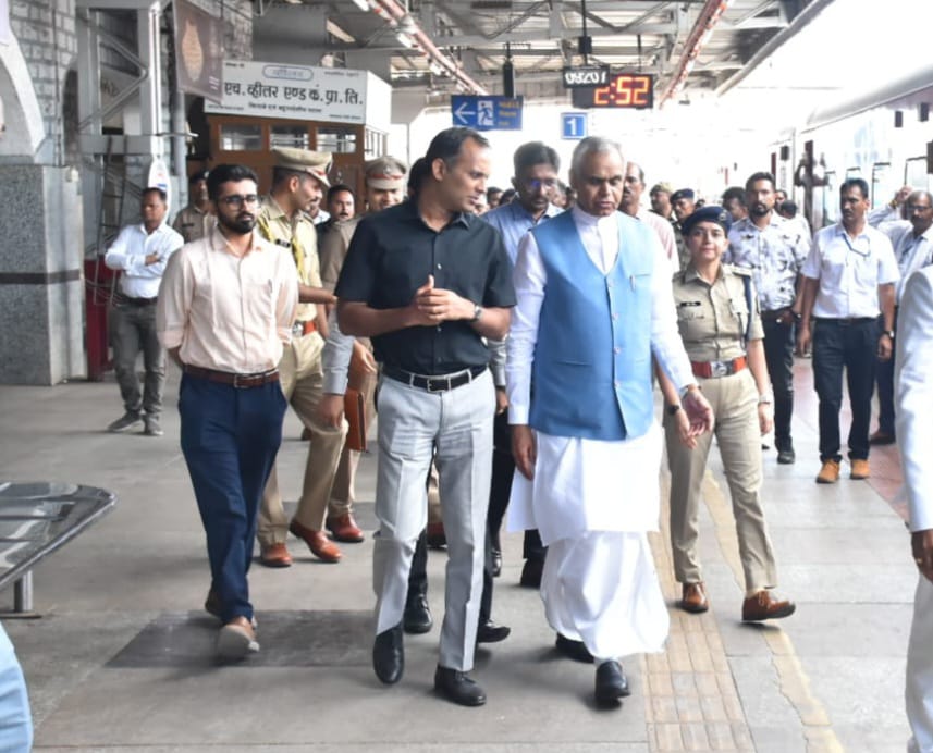 ADevvrat's tweet photo. नवसारी जिले में आयोजित दो दिवसीय ग्राम कल्याण कार्यक्रम के पश्चात, गांधीनगर लौटने के लिए वलसाड से ट्रेन से प्रस्थान किया। https://t.co/0kvFVH83x1