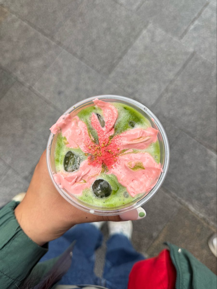 alphackles's tweet photo. just had the prettiest matcha 🌸 https://t.co/D9w0xBrzi8