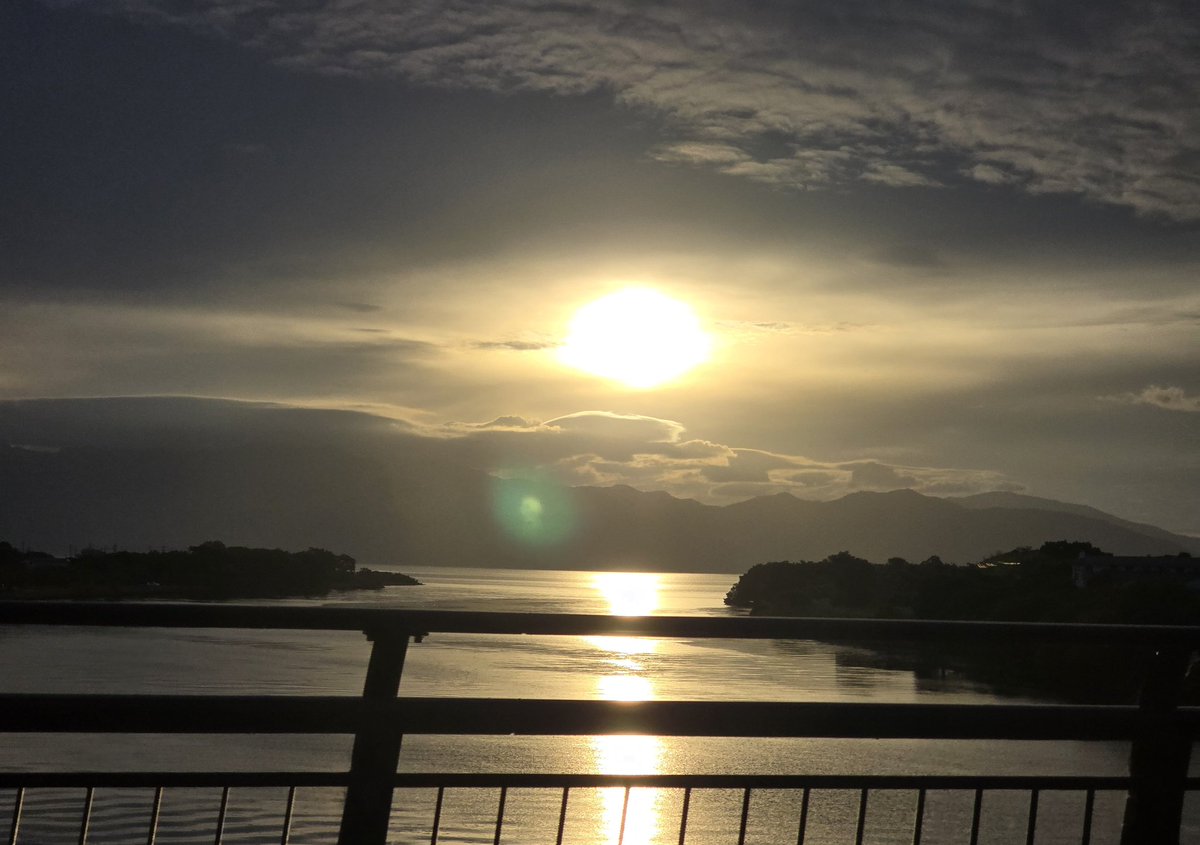 zomesuke007's tweet photo. 今日の琵琶湖は、大きい琵琶湖を🟧オレンジ色に光らせてました。 https://t.co/V1vG2ZHry3