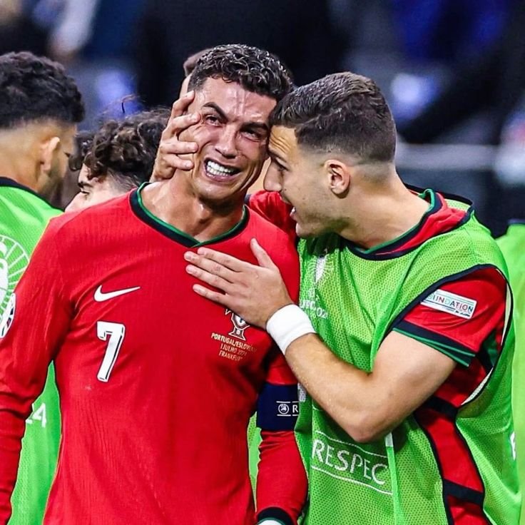 yfwKinz's tweet photo. The only Portuguese player that has always been on Team Ronaldo ❤️ https://t.co/3muyO5ATPi