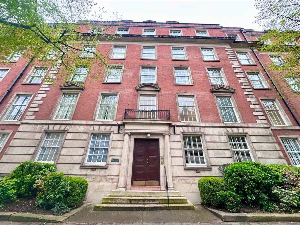 SmartLettings2's tweet photo. Back on the market - 3 Bed Flat, Flat , Warwick House, Westgate Street, Cardiff, £2,450pcm. View details: https://t.co/G91mOcFIc8 https://t.co/C3Ee12HR7I