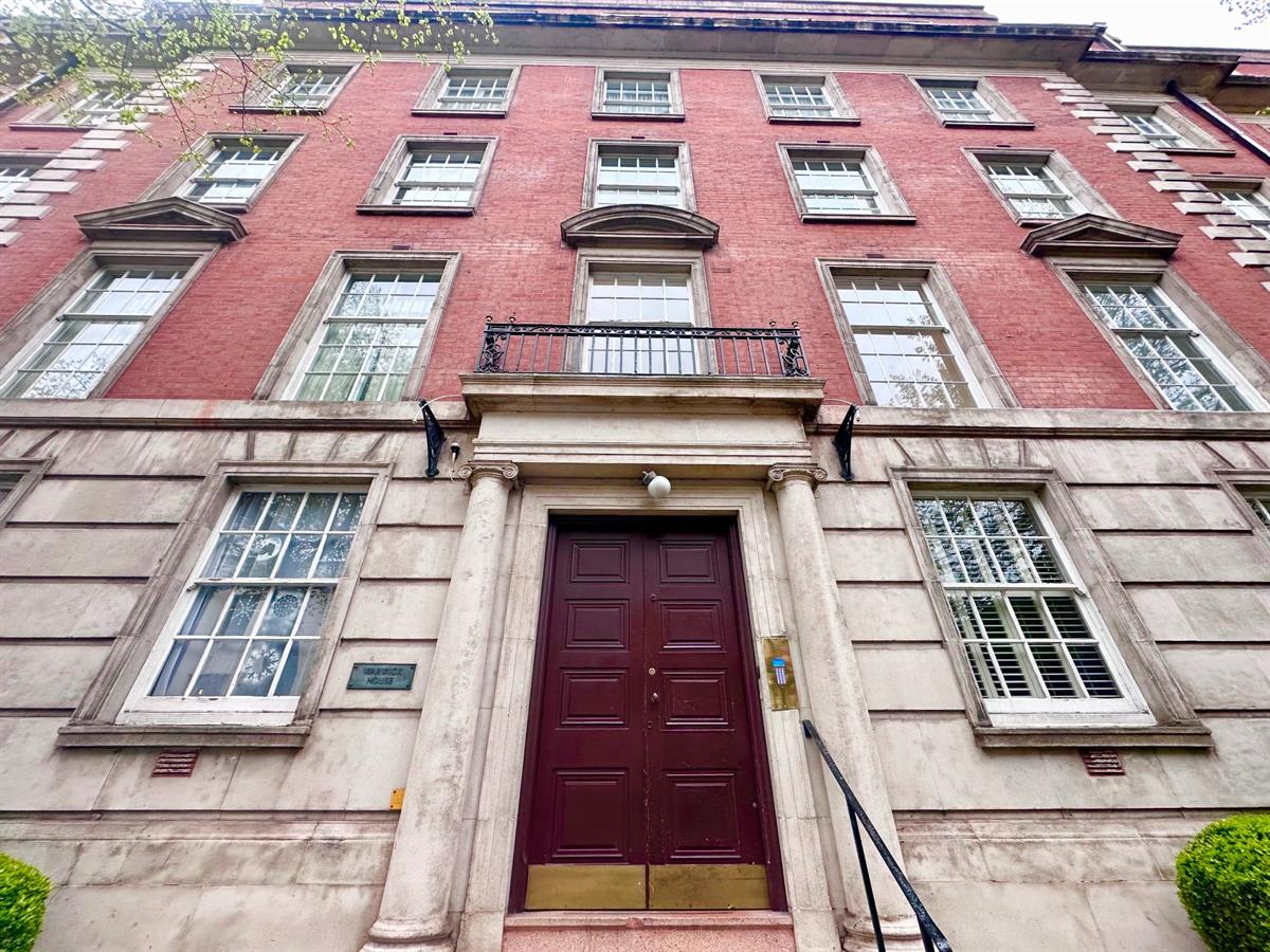 SmartLettings2's tweet photo. Back on the market - 3 Bed Flat, Flat , Warwick House, Westgate Street, Cardiff, £2,450pcm. View details: https://t.co/G91mOcFIc8 https://t.co/C3Ee12HR7I