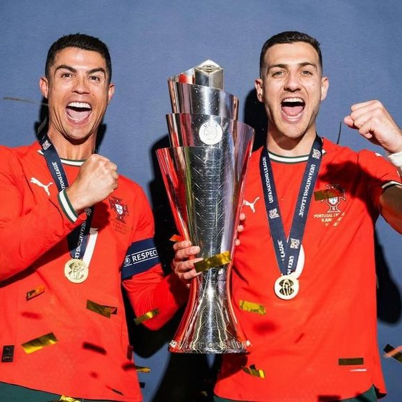yfwKinz's tweet photo. The only Portuguese player that has always been on Team Ronaldo ❤️ https://t.co/3muyO5ATPi