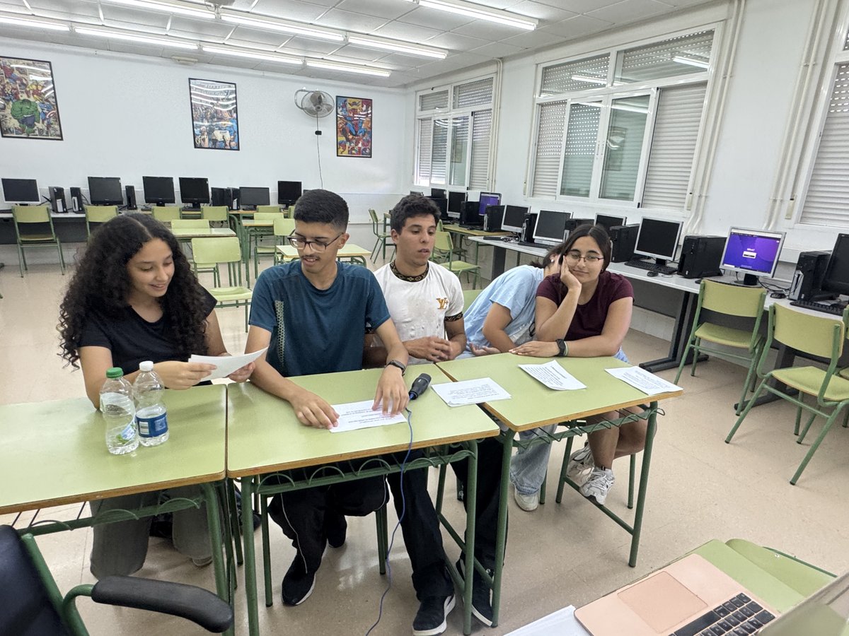 iesfelipe2's tweet photo. El alumnado de 1º de Bachillerato de Economía ha participado en una actividad de simulación de entrevistas de trabajo, desarrollada dentro del proyecto eTwinning Future Entrepreneurs.
#eTwinning #FutureEntrepreneurs #1Bachillerato #Empleabilidad #EntrevistaDeTrabajo #Educación https://t.co/QfoD7YH9KK