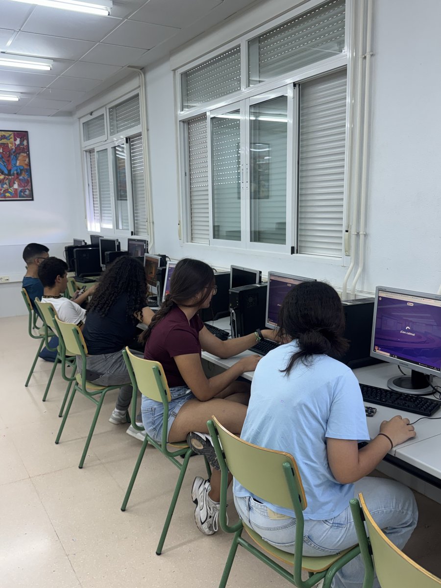 iesfelipe2's tweet photo. El alumnado de 1º de Bachillerato de Economía ha participado en una actividad de simulación de entrevistas de trabajo, desarrollada dentro del proyecto eTwinning Future Entrepreneurs.
#eTwinning #FutureEntrepreneurs #1Bachillerato #Empleabilidad #EntrevistaDeTrabajo #Educación https://t.co/QfoD7YH9KK