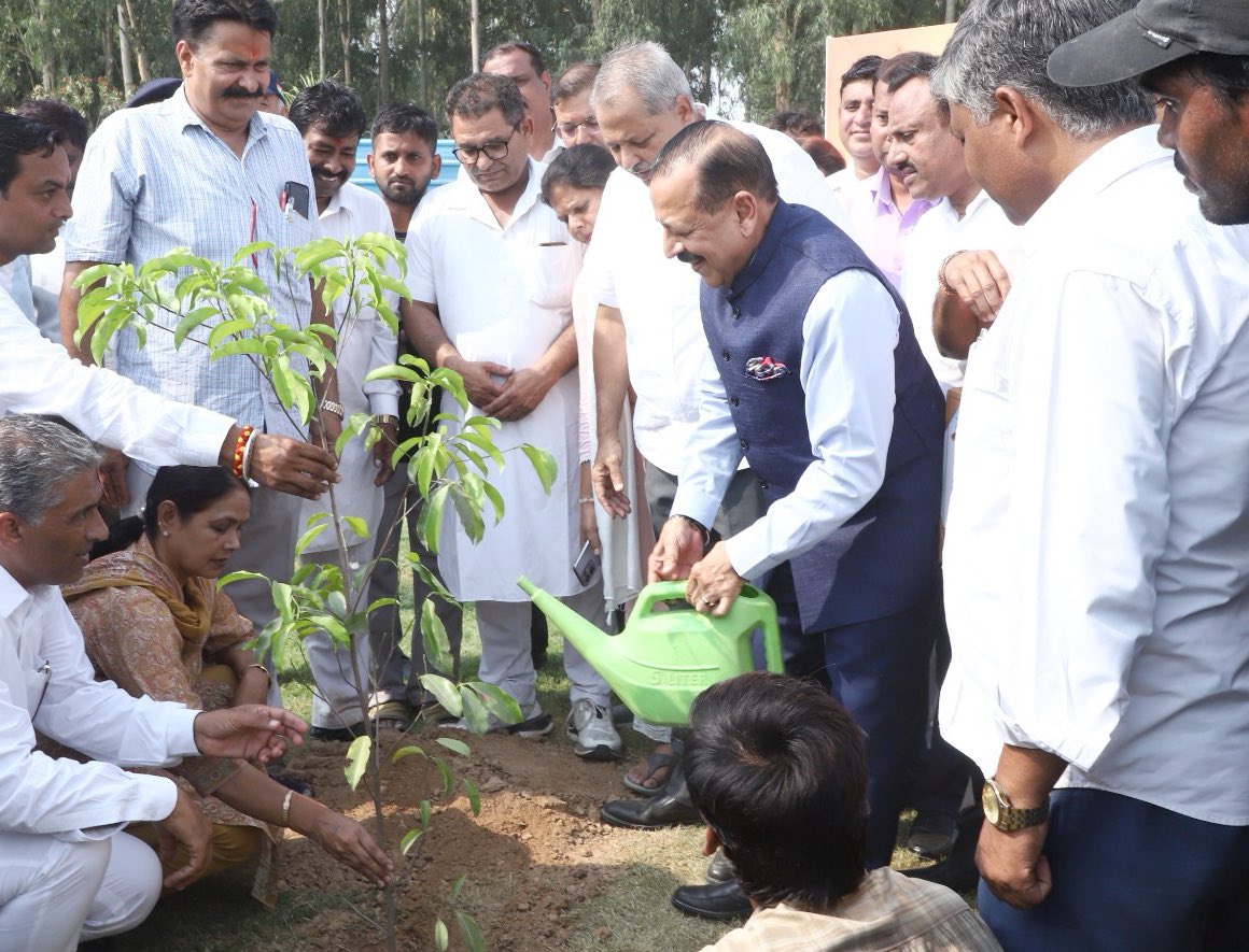 DrJitendraSingh's tweet photo. #ModiSarkar के 12 वर्षों की उपलब्धियों के अवसर पर, आदरणीय प्रधानमंत्री श्री @narendramodi जी द्वारा शुरू किए गए #एक_पेड़_माँ_के_नाम अभियान के तहत #Chandigarh रेलवे स्टेशन पर अपनी माताजी के नाम एक पौधा लगाने का सौभाग्य मिला।

यह केवल एक पौधारोपण नहीं, बल्कि प्रकृति के प्रति हमारी जिम्मेदारी और माँ के प्रति सम्मान का प्रतीक है।
आइए, हम सभी इस जन-आंदोलन से जुड़ें और पर्यावरण संरक्षण का संकल्प लें।

#12YearsofSeva