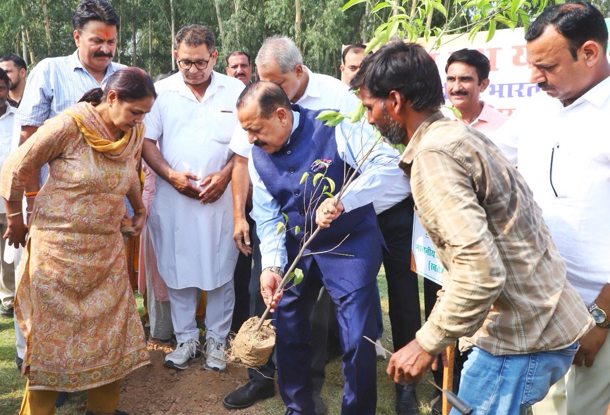 DrJitendraSingh's tweet photo. #ModiSarkar के 12 वर्षों की उपलब्धियों के अवसर पर, आदरणीय प्रधानमंत्री श्री @narendramodi जी द्वारा शुरू किए गए #एक_पेड़_माँ_के_नाम अभियान के तहत #Chandigarh रेलवे स्टेशन पर अपनी माताजी के नाम एक पौधा लगाने का सौभाग्य मिला।

यह केवल एक पौधारोपण नहीं, बल्कि प्रकृति के प्रति हमारी जिम्मेदारी और माँ के प्रति सम्मान का प्रतीक है।
आइए, हम सभी इस जन-आंदोलन से जुड़ें और पर्यावरण संरक्षण का संकल्प लें।

#12YearsofSeva