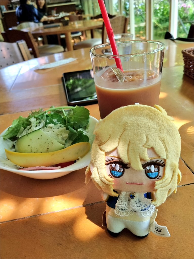 celicaluna0107's tweet photo. 今日のお昼はお隣さんとぶどうの森、本店のレストラン🍴へ

天井にぶどう棚がある作りで癒されます

サラダビュッフェは食べ放題、ゴルゴンゾーラのニョッキ美味しかった🥰
サービスでデザートにケーキ🍰も頂きました https://t.co/GgLdCv5dbJ