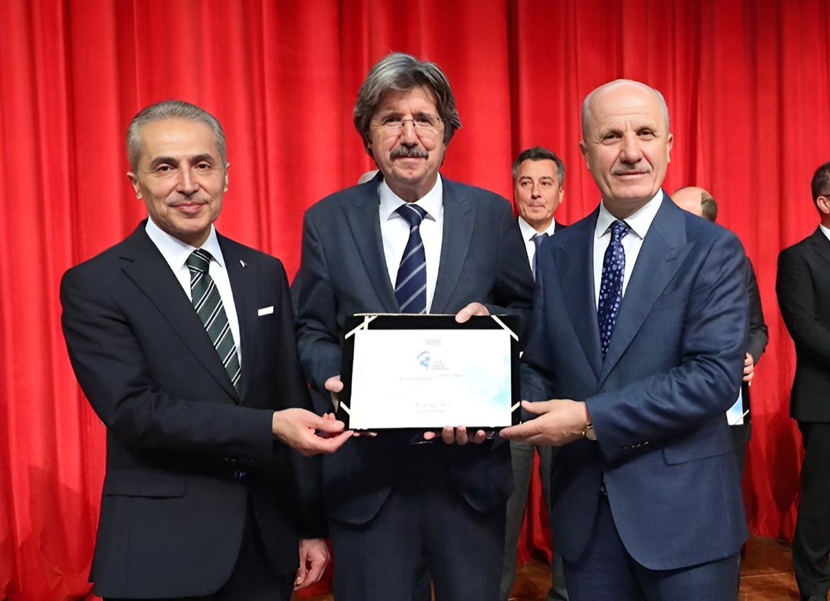 uludagkurumsal's tweet photo. BUÜ, Türkiye’nin “Spor Dostu Kampüs” unvanına sahip seçkin üniversiteleri arasına girdi...

Yükseköğretim Kurulu (YÖK) tarafından öğrencilerin ve üniversite çalışanlarının spor kültürünü benimsemesi, sağlıklı ve aktif bir yaşam sürmesi amacıyla başlatılan “Spor Dostu Kampüs” projesinde ödüller sahiplerini buldu. Nevşehir Hacı Bektaş Veli Üniversitesi ev sahipliğinde düzenlenen törende, Bursa Uludağ Üniversitesi (BUÜ) spor altyapısı, sağlıklı yaşam olanakları ve kampüs içi etkinlikleriyle “Spor Dostu Kampüs” sertifikası almaya hak kazanan üniversiteler arasında yer aldı.

https://t.co/mmimjdrS3O