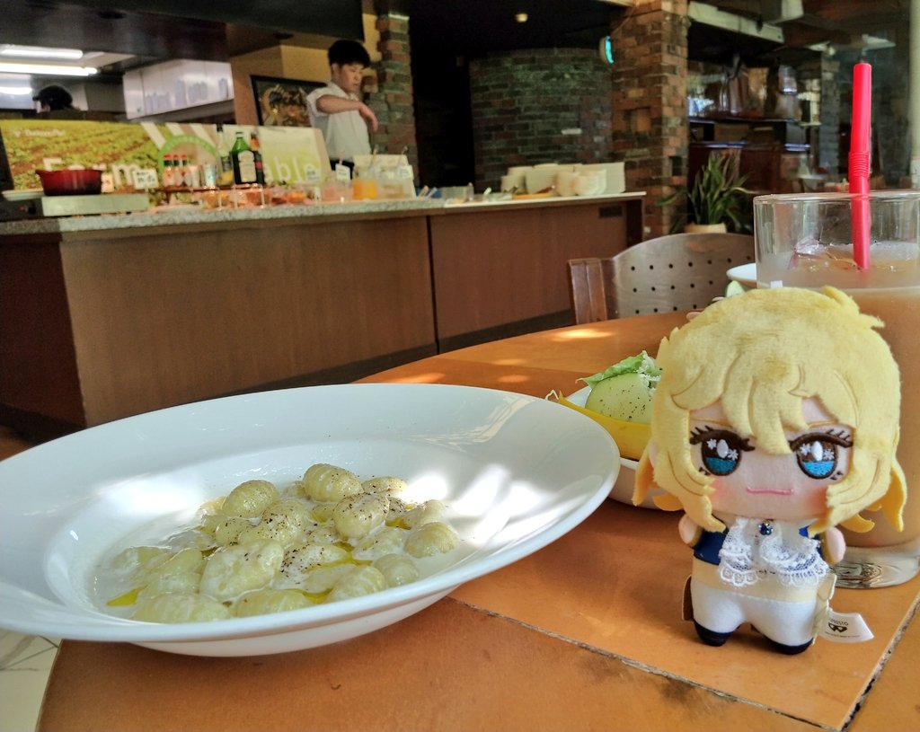 celicaluna0107's tweet photo. 今日のお昼はお隣さんとぶどうの森、本店のレストラン🍴へ

天井にぶどう棚がある作りで癒されます

サラダビュッフェは食べ放題、ゴルゴンゾーラのニョッキ美味しかった🥰
サービスでデザートにケーキ🍰も頂きました https://t.co/GgLdCv5dbJ