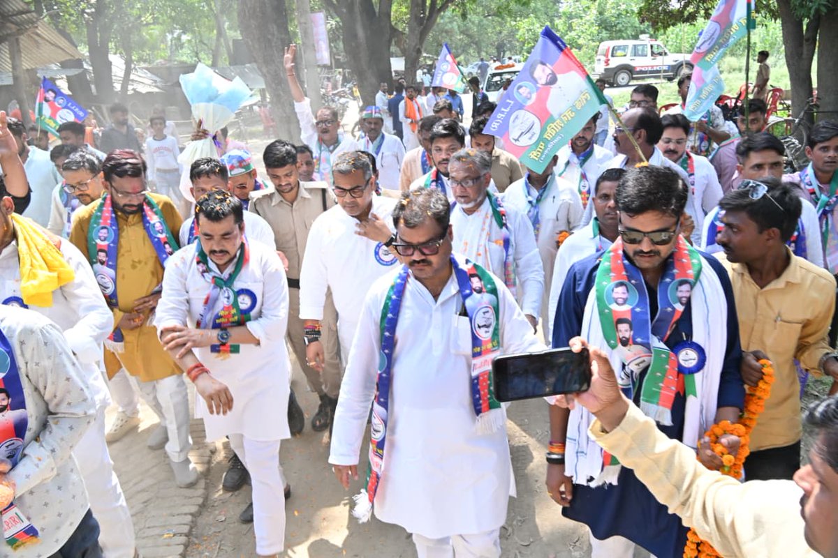 ArunBhartiLJP's tweet photo. 🔵 दलित चौपाल - सीतापुर में दूसरी कड़ी 🔵

लोक जनशक्ति पार्टी (रामविलास) की दलित चौपाल की दूसरी कड़ी का सफल आयोजन - मखुआपुर (छितियापुर), सीतापुर (उ.प्र.) में सम्पन्न हुआ, जिसमें मैंने भाग लिया।

समाज के भाई-बहन बड़ी संख्या में जुटे - हम अपने गौरवशाली इतिहास से जुड़े, आज की चुनौतियों पर खुलकर संवाद हुआ, और अधिकारों के प्रति जागरूकता को नई ताक़त मिली।

कौशाम्बी से शुरू हुई यह आवाज़ अब सीतापुर पहुँची है - और मैं संकल्प लेता हूँ कि यह हर पंचायत, हर प्रखंड और हर जनपद तक पहुँचेगी।

📜 इतिहास · ⚔️ चुनौतियां · ⚖️ अधिकार

जय भीम · जय पासी-पासवान समाज · जय हिंद

#दलितचौपाल #सीतापुर #LJPR