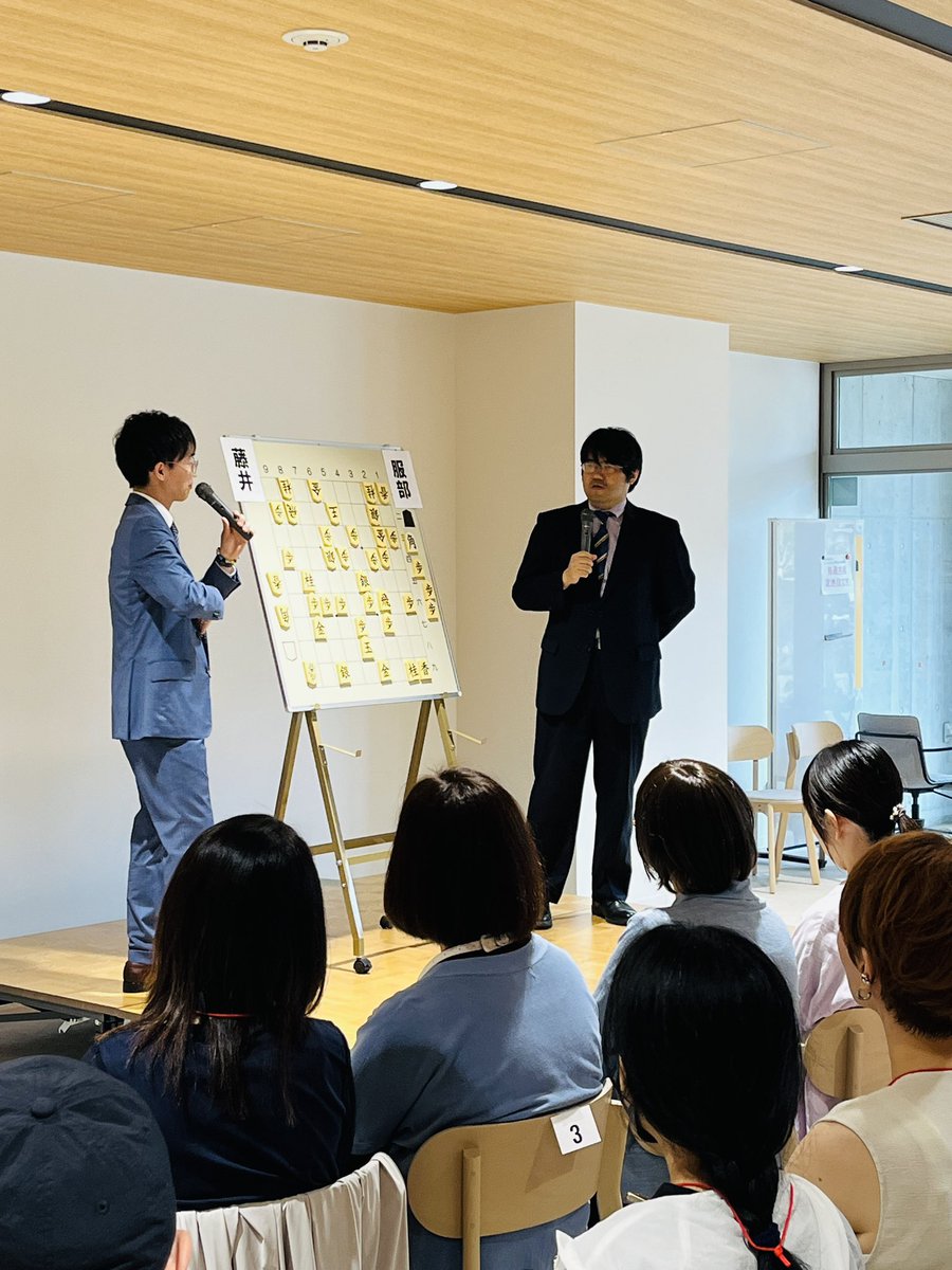 shogi_osaka's tweet photo. 本日はヒューリック杯第97期棋聖戦第二局の大盤解説会にお越しいただきありがとうございました‼️関西の誇るエンターテイナーが、あの手この手で盛り上げてくれました✨
次回の解説会もお楽しみに👀 https://t.co/2qax9jW3d5