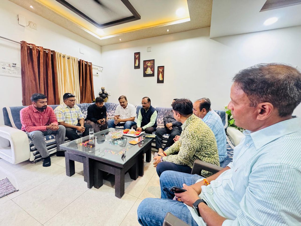 vimal_kagathara's tweet photo. માનનીય પ્રધાનમંત્રી શ્રી @narendramodi જીના નેતૃત્વમાં દેશ સેવાના સફળ 12 વર્ષ પૂર્ણ થવા પર વિશેષ વ્યક્તિઓ સાથે સંપર્ક અભિયાન હાથ ધરવામાં આવ્યું છે. 
આજરોજ નિવૃત આર્મીમેન વિક્રમસિંગ શેખાવત ના નિવાસસ્થાને મુલાકાત કરી વિકાસકાર્યો અને ઐતિહાસિક સિદ્ધિઓ અંગે ચર્ચા કરી. https://t.co/F4nnZ7OFeV
