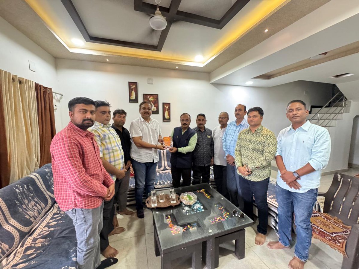 vimal_kagathara's tweet photo. માનનીય પ્રધાનમંત્રી શ્રી @narendramodi જીના નેતૃત્વમાં દેશ સેવાના સફળ 12 વર્ષ પૂર્ણ થવા પર વિશેષ વ્યક્તિઓ સાથે સંપર્ક અભિયાન હાથ ધરવામાં આવ્યું છે. 
આજરોજ નિવૃત આર્મીમેન વિક્રમસિંગ શેખાવત ના નિવાસસ્થાને મુલાકાત કરી વિકાસકાર્યો અને ઐતિહાસિક સિદ્ધિઓ અંગે ચર્ચા કરી. https://t.co/F4nnZ7OFeV
