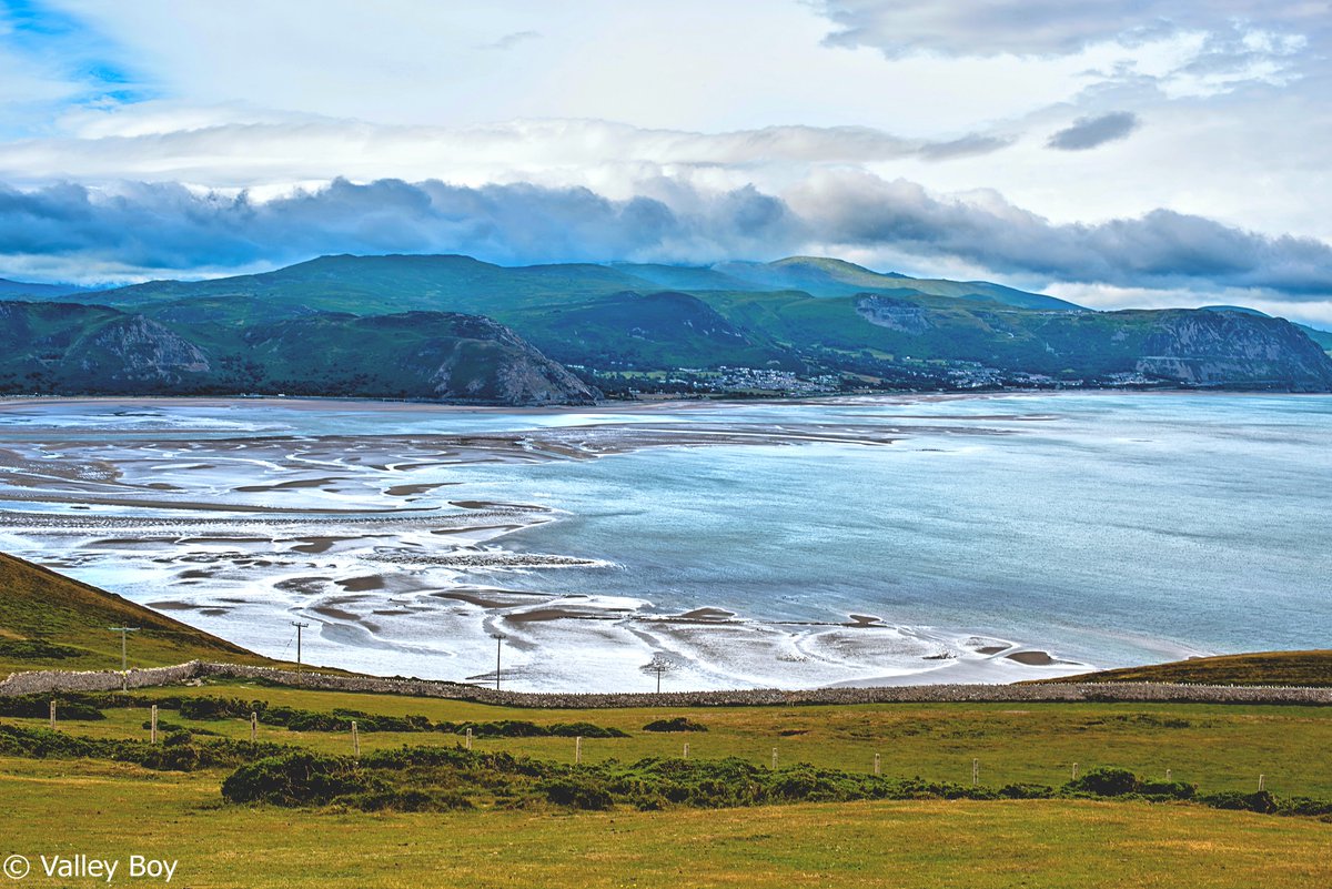 BJRoberts's tweet photo. Today's overcast early morning view of the Conwy Bay and beyond, from Llandudno's Great Orme summit. @Ruth_ITV @ItsYourWales @visitwales @NWalesSocial @northwaleslive @OurWelshLife @northwalescom @AllThingsCymru #Llandudno #GreatOrme #SummitView #ConwyBay #Overcast #June #Wales https://t.co/OQRD6MBsKx
