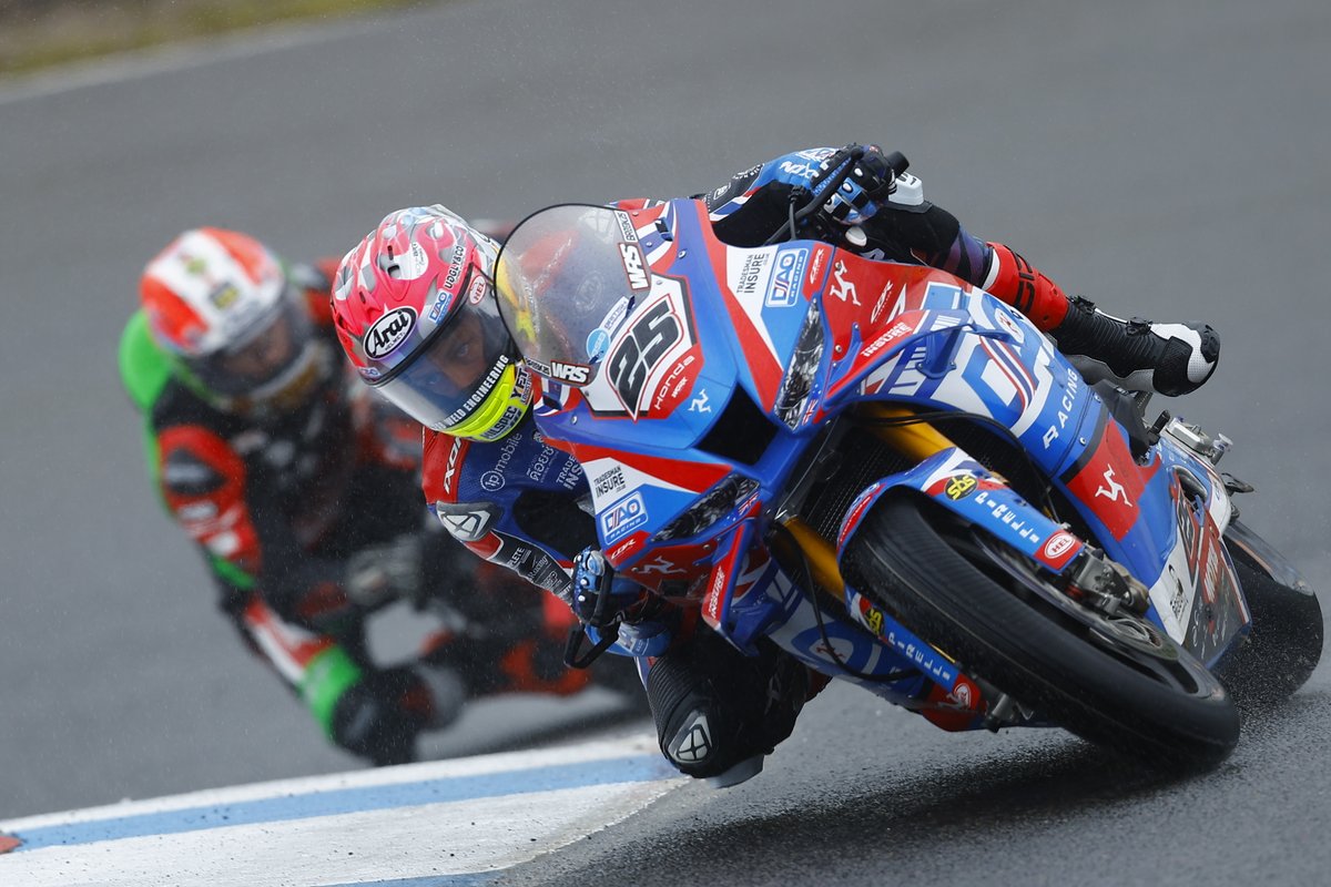 OfficialBSB's tweet photo. REPORT: Honda hits the top as @JoshBrookes leads @FraserRogers89 and @ohalloran22 in Free Practice 1

Just 0.921s covers the top 19 riders ahead of Free Practice 2

📰 https://t.co/fdwmMN7M2r

#KnockhillBSB #BSB30 https://t.co/Xk2TCsO6oo