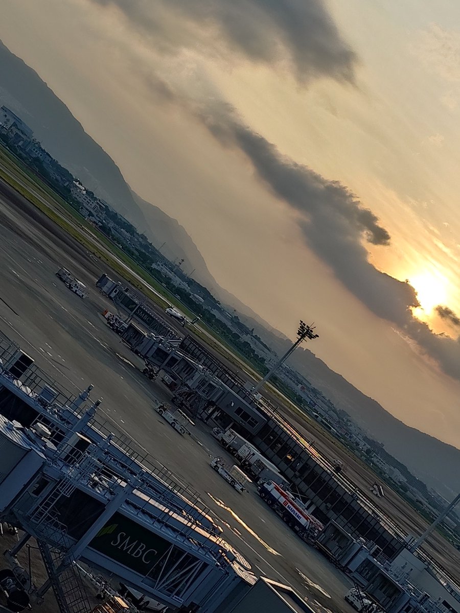 GsxShougo's tweet photo. お迎えからの
#伊丹空港

いい時間でした。

帰りには #551  の #豚まん
5歳の殿は2個食べました。 https://t.co/aNiUjLJ7Nh