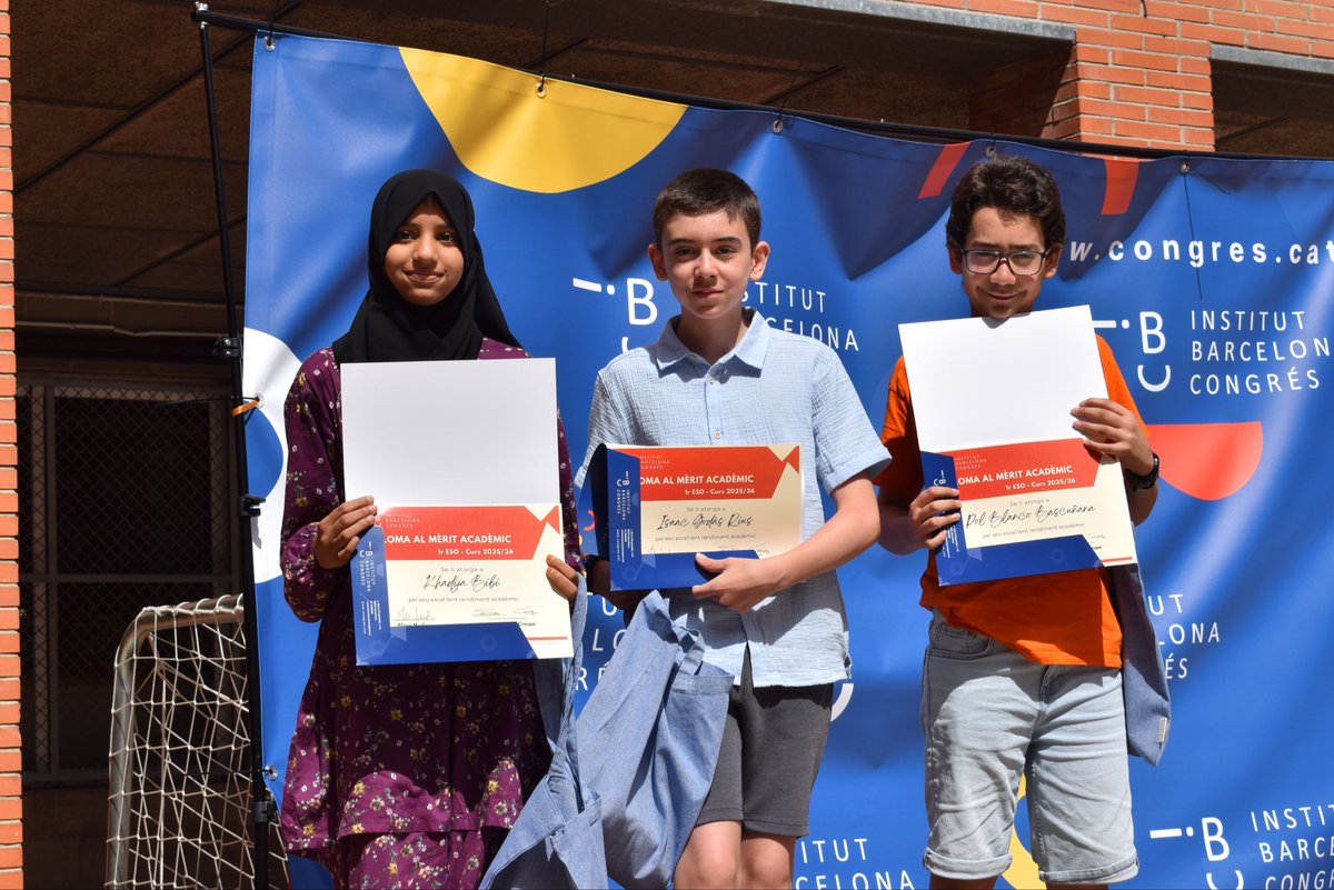 BCNCongres's tweet photo. Aquest matí hem celebrat l’acte de final de curs al pati del centre amb reconeixements a l’alumnat per l’esforç, la constància i la cura dels espais. Els alumnes del projecte Explainers al CosmoCaixa han compartit la seva experiència. Bon estiu! https://t.co/tJ62fHmNWw