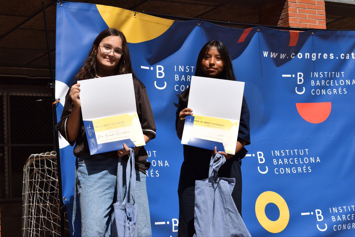 BCNCongres's tweet photo. Aquest matí hem celebrat l’acte de final de curs al pati del centre amb reconeixements a l’alumnat per l’esforç, la constància i la cura dels espais. Els alumnes del projecte Explainers al CosmoCaixa han compartit la seva experiència. Bon estiu! https://t.co/tJ62fHmNWw