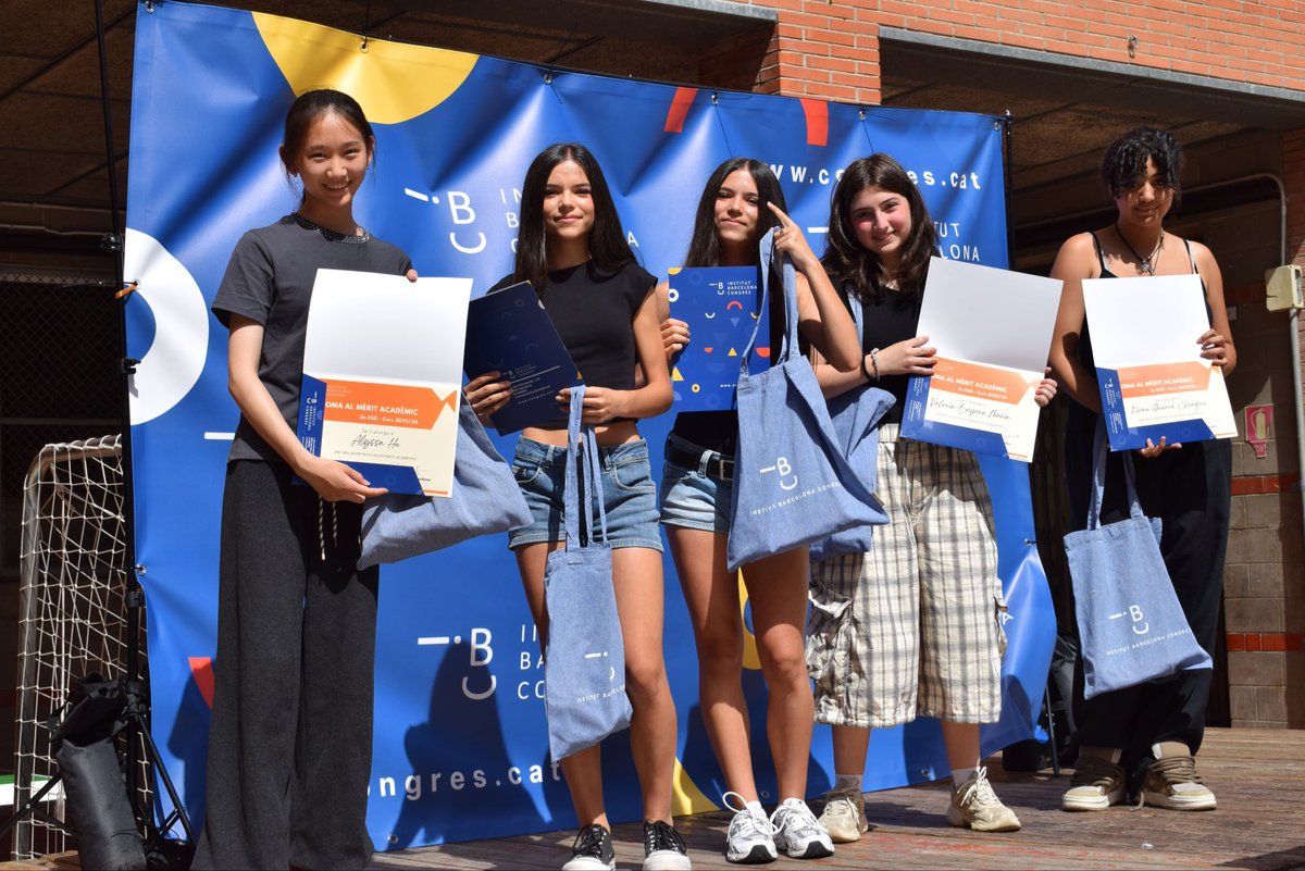 BCNCongres's tweet photo. Aquest matí hem celebrat l’acte de final de curs al pati del centre amb reconeixements a l’alumnat per l’esforç, la constància i la cura dels espais. Els alumnes del projecte Explainers al CosmoCaixa han compartit la seva experiència. Bon estiu! https://t.co/tJ62fHmNWw