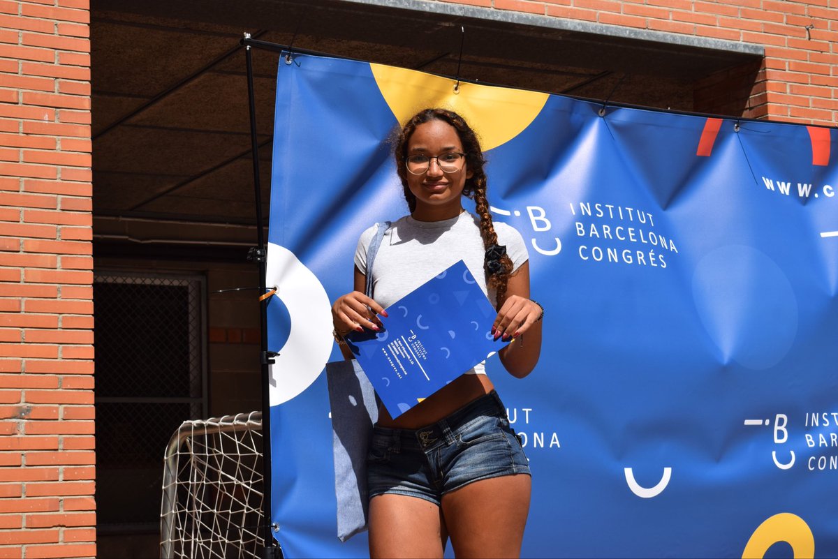 BCNCongres's tweet photo. Aquest matí hem celebrat l’acte de final de curs al pati del centre amb reconeixements a l’alumnat per l’esforç, la constància i la cura dels espais. Els alumnes del projecte Explainers al CosmoCaixa han compartit la seva experiència. Bon estiu! https://t.co/tJ62fHmNWw