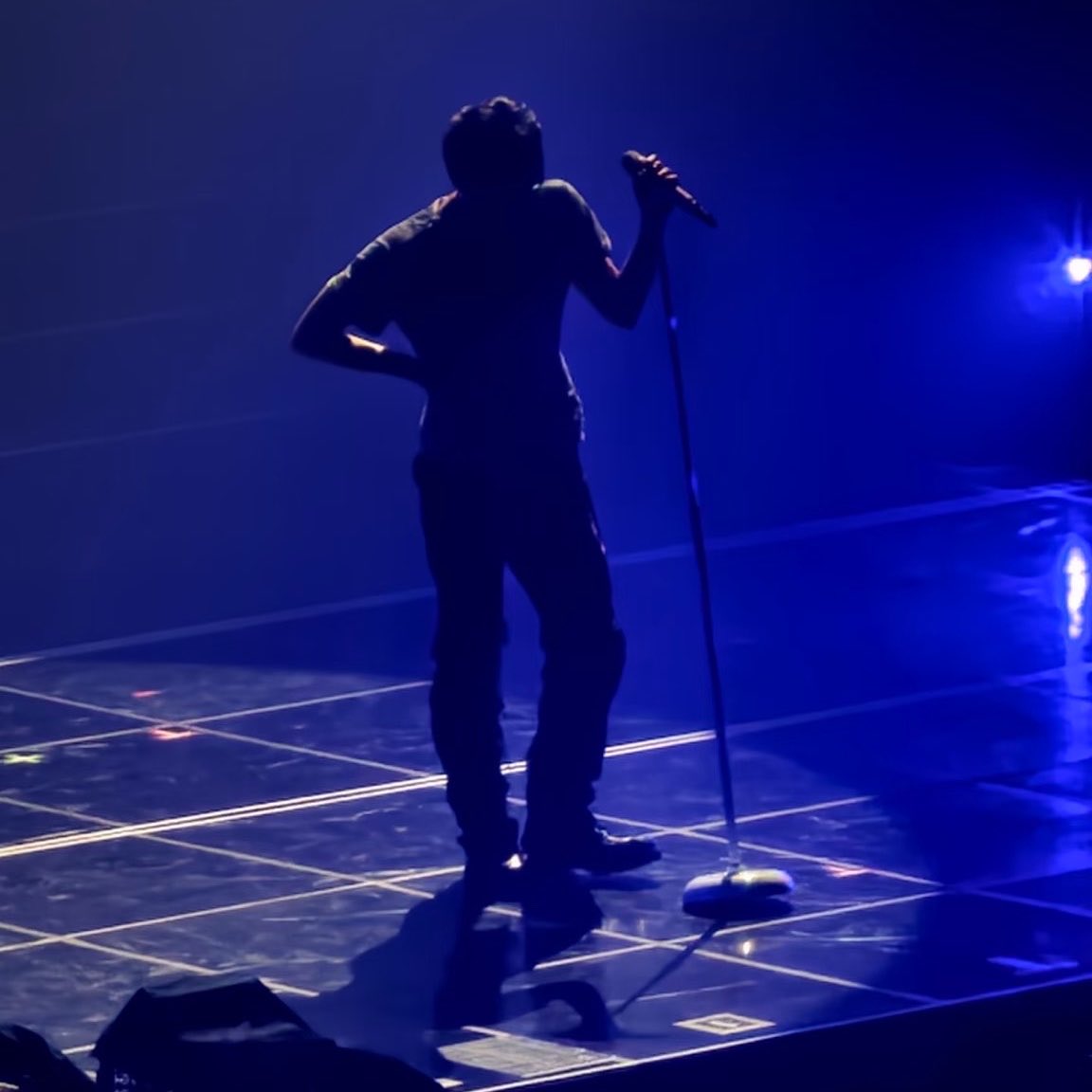 jeongwoocutie's tweet photo. the spotlight found the person who deserved it most~ so proud of you jeongwooya 🥺🤍

finally a solo stage even if it was just a cover song 😭🫳🏼 
#박정우 #PARKJEONGWOO https://t.co/0vRBE0IiZ7