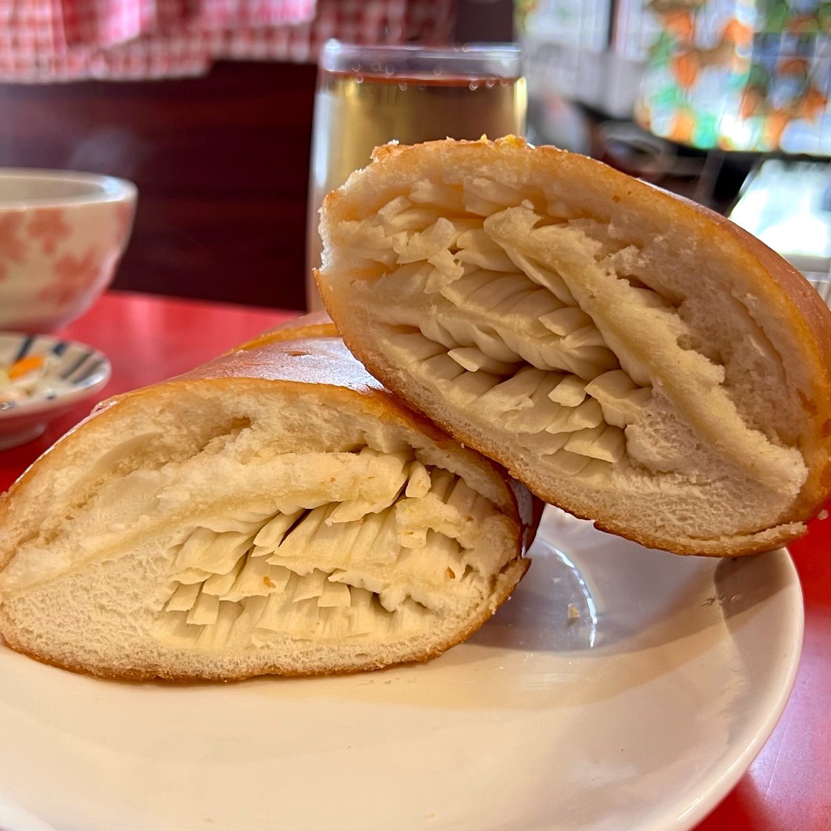 mitsuki_y1216's tweet photo. 数少ない「銀糸巻」を食べられる台湾料理のお店が新橋にあった！

麺状の生地を束ねて外側の生地で包み込み、蒸したり油で揚げて作られる中国発祥のパン。

練乳や砂糖を付けて食べることもあるそうですが、アサリ炒めのスープに浸して食べるのが香味の名物。

麺状だからこそアサリの旨味をたっぷり含んだスープをグイグイ吸い上げます！
揚げ立てを提供してくれるのでサクッと軽く中はふわふわ✨

麺とパンのハイブリッド料理に初めて出会いました！
【香味  新橋】