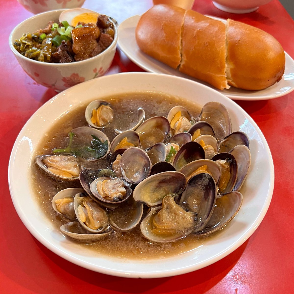 mitsuki_y1216's tweet photo. 数少ない「銀糸巻」を食べられる台湾料理のお店が新橋にあった！

麺状の生地を束ねて外側の生地で包み込み、蒸したり油で揚げて作られる中国発祥のパン。

練乳や砂糖を付けて食べることもあるそうですが、アサリ炒めのスープに浸して食べるのが香味の名物。

麺状だからこそアサリの旨味をたっぷり含んだスープをグイグイ吸い上げます！
揚げ立てを提供してくれるのでサクッと軽く中はふわふわ✨

麺とパンのハイブリッド料理に初めて出会いました！
【香味  新橋】