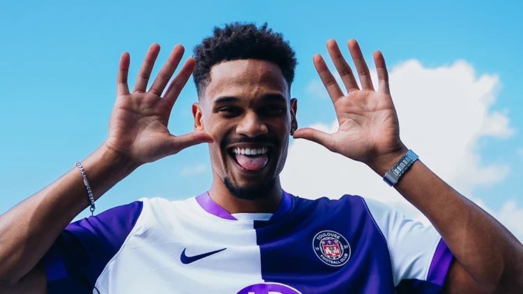 olmocerdeira's tweet photo. 🚨EXCLUSIVA

La Real Sociedad no pierde de vista a Emersonn.

Aunque, la distancia económica entre la oferta de la Real Sociedad y las pretensiones del Toulouse dificulta el acuerdo.

👀Otros clubes también siguen de cerca la situación del brasileño.

#RealSociedad #mercado https://t.co/3QFDDkSxK2