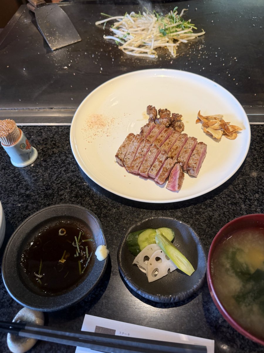 MakeppaGERMAN's tweet photo. 金沢市北安江　ステーキ片瀬
はいからビッグコース(NZ牛サーロイン180g)
輸入牛は和牛に比べて脂肪分が少なくて食べやすい。でも時々、脂身炒めと一緒に食べて和牛を食べた気になる食べ方もしてみるwもやし炒めはそのままも美味しいけど、ステーキソースにつけても美味しい😋 #23club https://t.co/XSa8vhzjjh