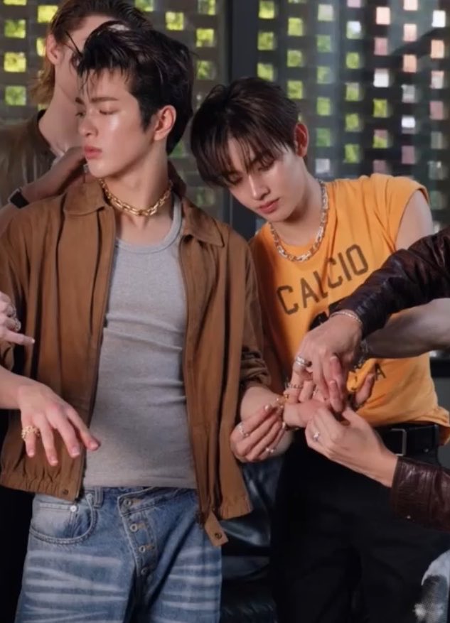 ahneomy's tweet photo. si ganteng bersama si cantik aduh anjir size difference, height difference sampe skin tone differencenya 😭 cocoknya tuh cocok bgtt real keonhyeon coty https://t.co/MhNLvScxoN