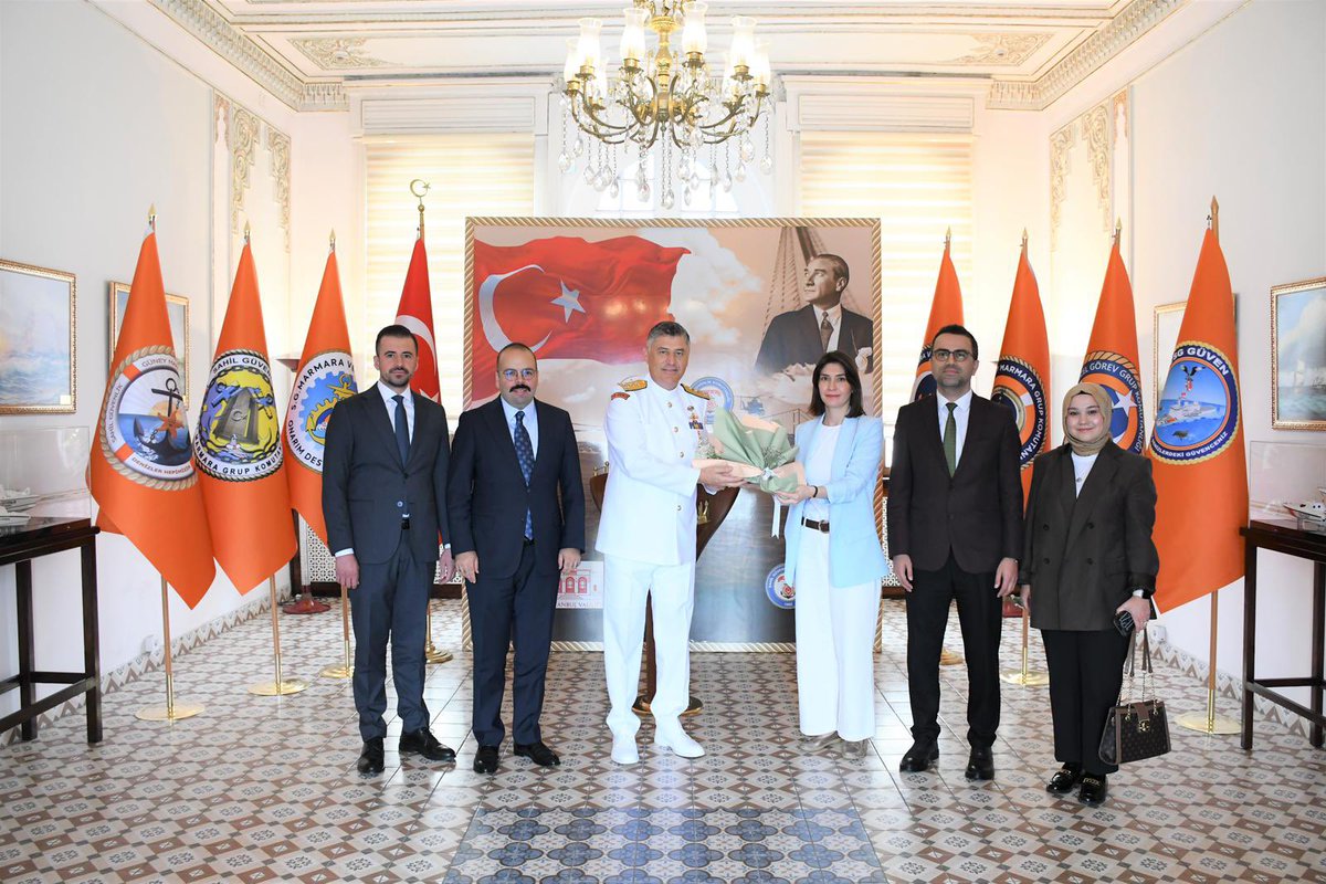 kemal_ilday's tweet photo. Sahil Güvenlik Komutanlığımızın 44. Kuruluş Yıldönümü vesilesiyle Sahil Güvenlik Marmara ve Boğazlar Bölge Komutanımız Tümamiral Sayın Serkan TEZEL’i Birim Amirlerimiz ile ziyaret ettik🇹🇷 https://t.co/D6CfpdTbjk
