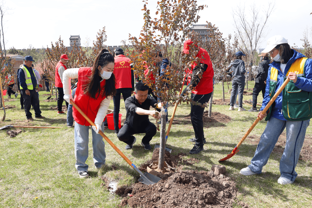 Mxtheomra's tweet photo. Hey club members! Our upcoming campus volunteer activity "Green Action" will be held this Saturday morning at the central square. Come join us to plant saplings and clean up the surrounding lawn—let's make our campus greener together! Sign up via the club link before Friday!， https://t.co/h3gA6l5wJG