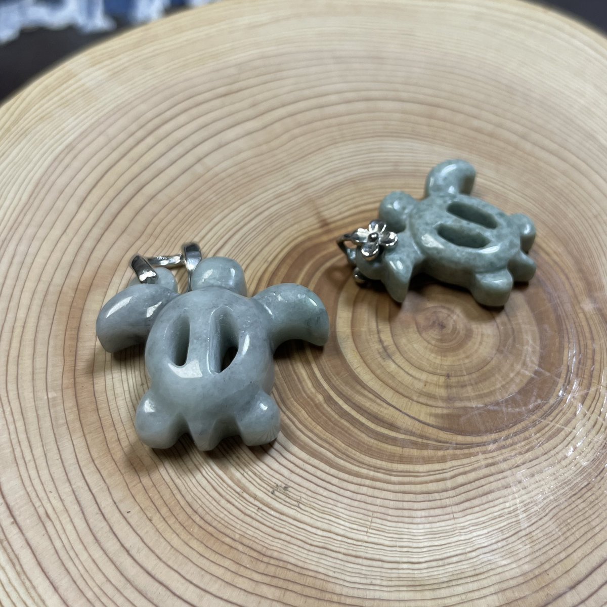 haro714's tweet photo. 翡翠で２匹目のホヌ🐢を作って貰いました🌺✨
今回のは少し大きめでプリプリに🥰
石質もアップ⤴️
可愛すぎる〜😍💓💓💓

#糸魚川翡翠
#手作りアクセサリー https://t.co/MQJTHZx5on