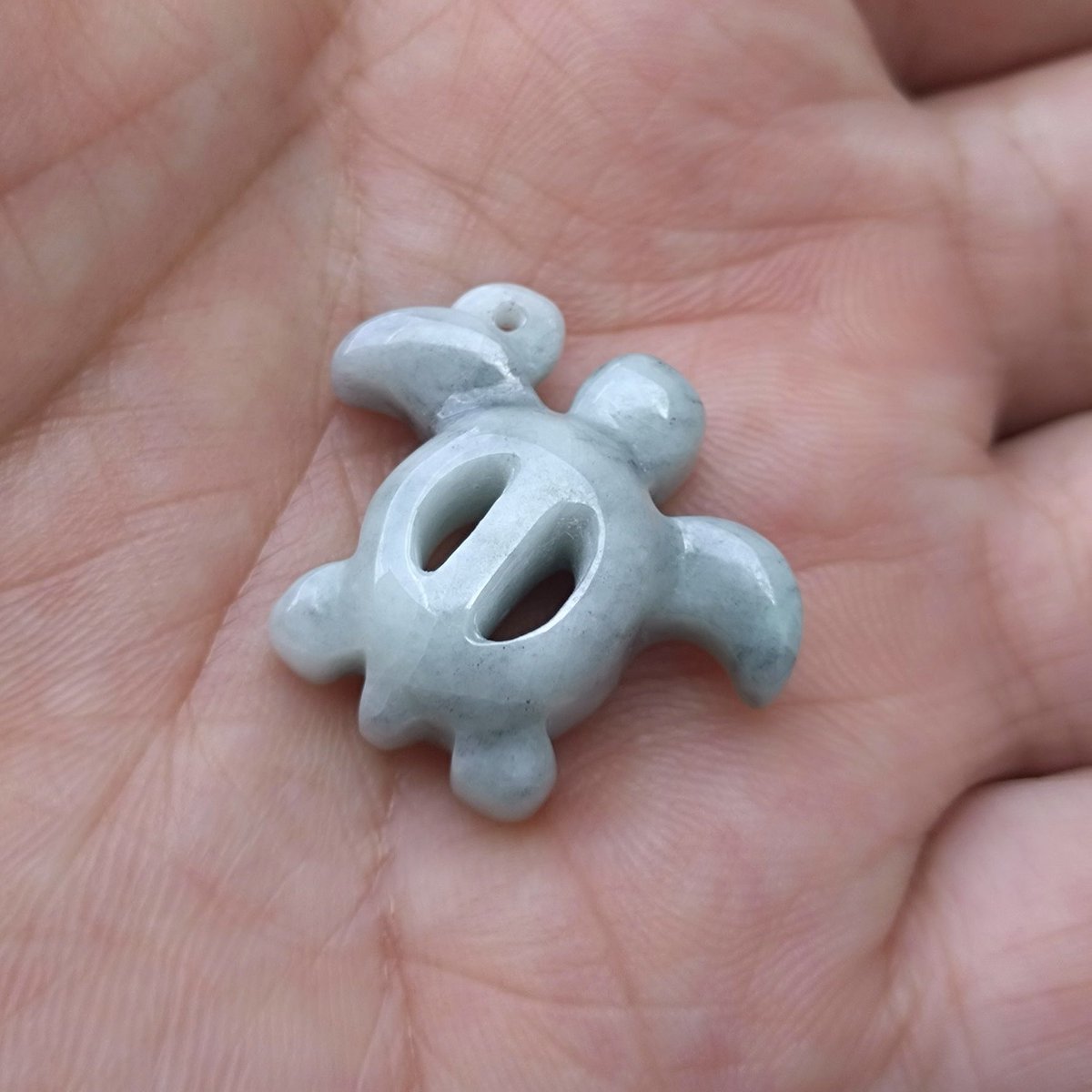 haro714's tweet photo. 翡翠で２匹目のホヌ🐢を作って貰いました🌺✨
今回のは少し大きめでプリプリに🥰
石質もアップ⤴️
可愛すぎる〜😍💓💓💓

#糸魚川翡翠
#手作りアクセサリー https://t.co/MQJTHZx5on