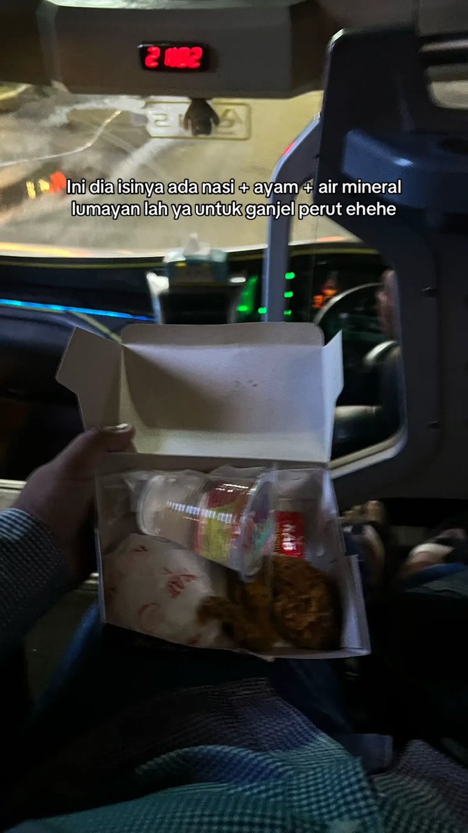 calomagang's tweet photo. Bis jakarta - jogja yg dapat 2x makan, bisa nambah jadi 3 sih jika lambungnya bisa melar

*Hanya pemberangkatan dari jabodetabekkar
*Jam makanya dah tengah malem

🚌 : Agung Sejati
💵 : 250.000
💺 : 2-2 recleaning seat, toilet, AC
📸 : mahendra jati https://t.co/xj4G246wXC