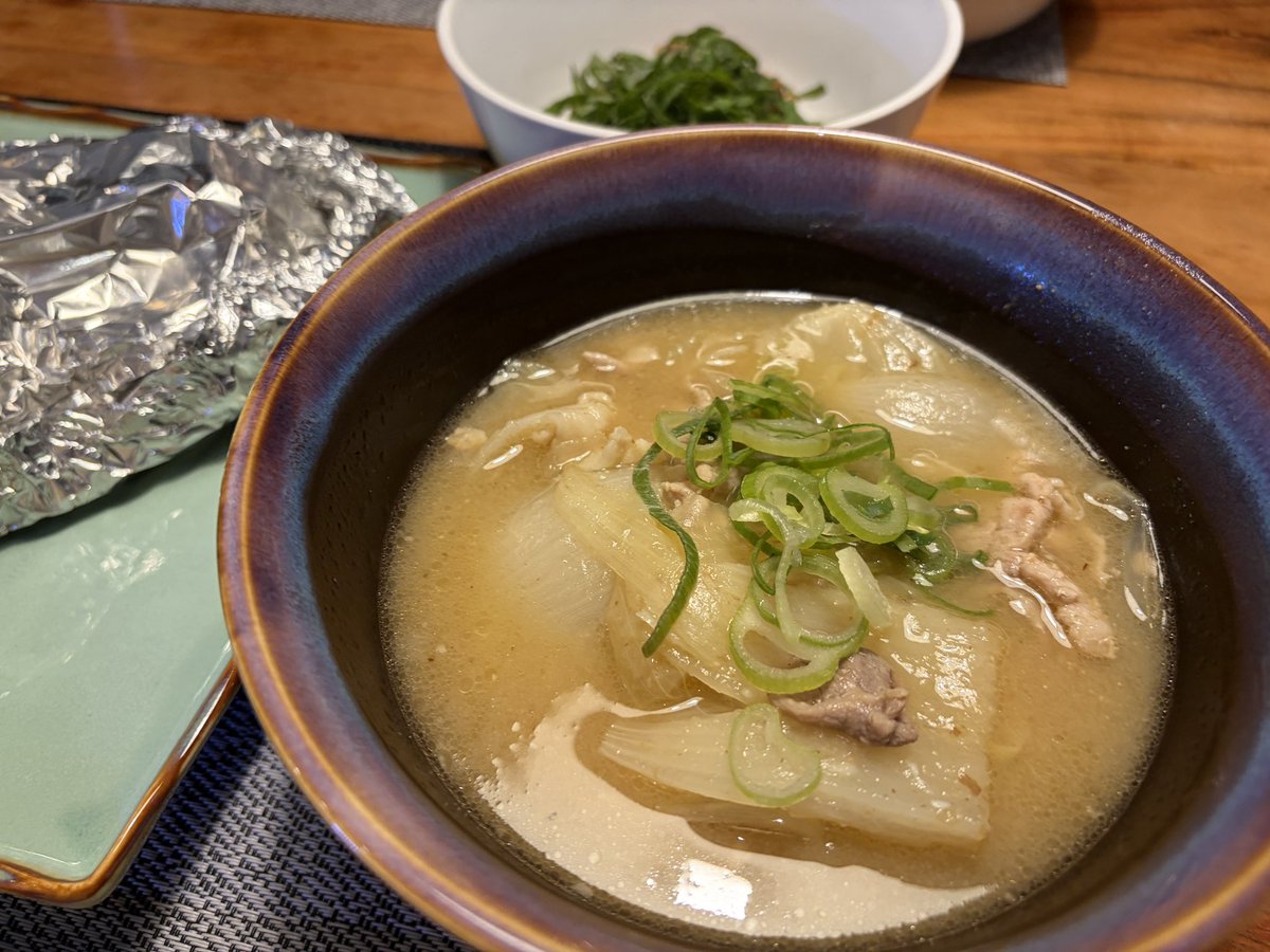 tank_3_'s tweet photo. 和食！
新玉ねぎと豚肉だけの豚汁が最高に美味かった🤤2玉半ぶち込んだったら、めちゃ甘くて美味い😘 https://t.co/4vQdr09oOq