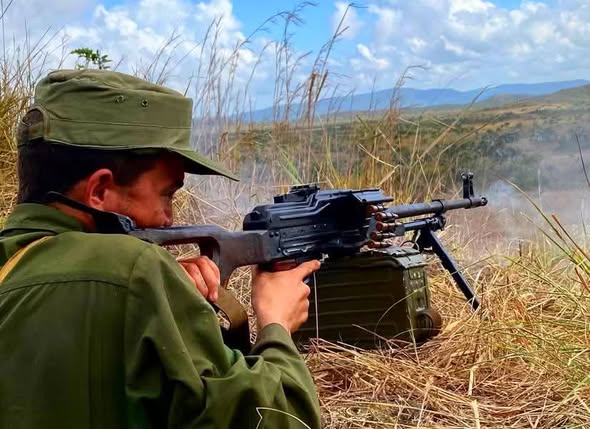 DrRobertoMOjeda's tweet photo. Continúa en toda #Cuba  la preparación para la defensa. Un pueblo unido y decidido a luchar es invencible. #LaPatriaSeDefiende @MinfarC https://t.co/IcEkBw279q